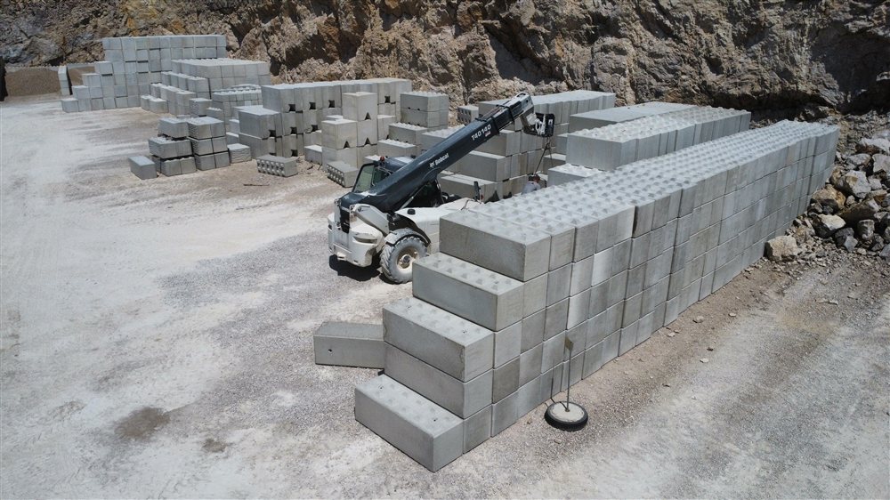 Blocs béton préfabriqués entreposés dans la carrière